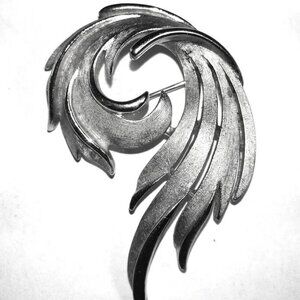 Crown Trifari Silver Tone Feather Abstract Signed STATEMENT Retro Brooch Pin